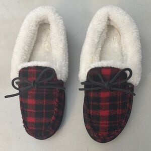 NWOT Sonoma red & black Plaid Moccasin Slippers with Faux Fur Lining
